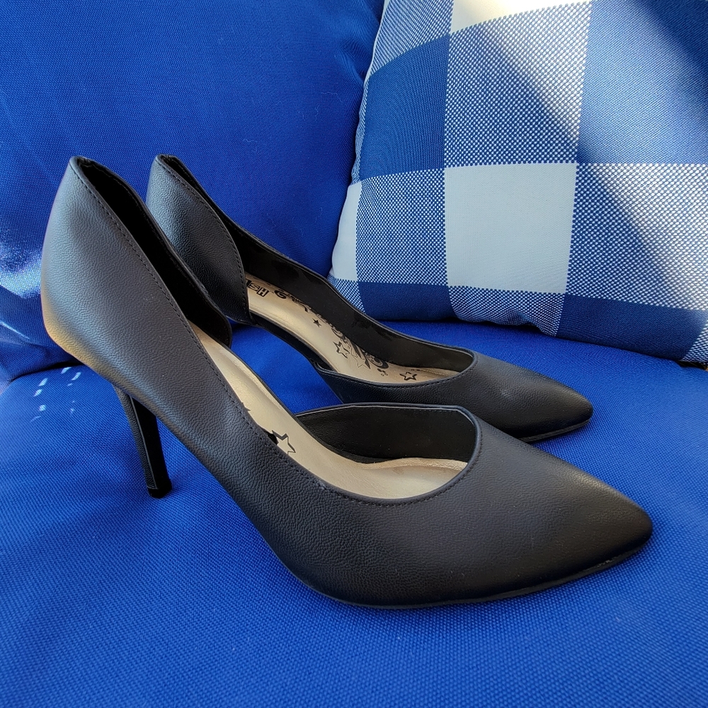 Brash Pointed Toe Black Pumps